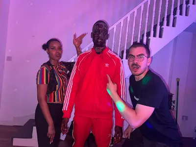 Behind the scenes photo 4